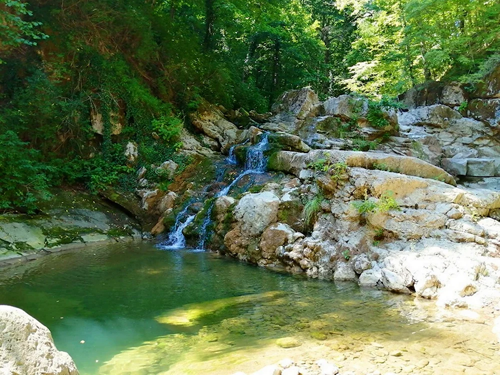 Аюкские водопады горячий ключ