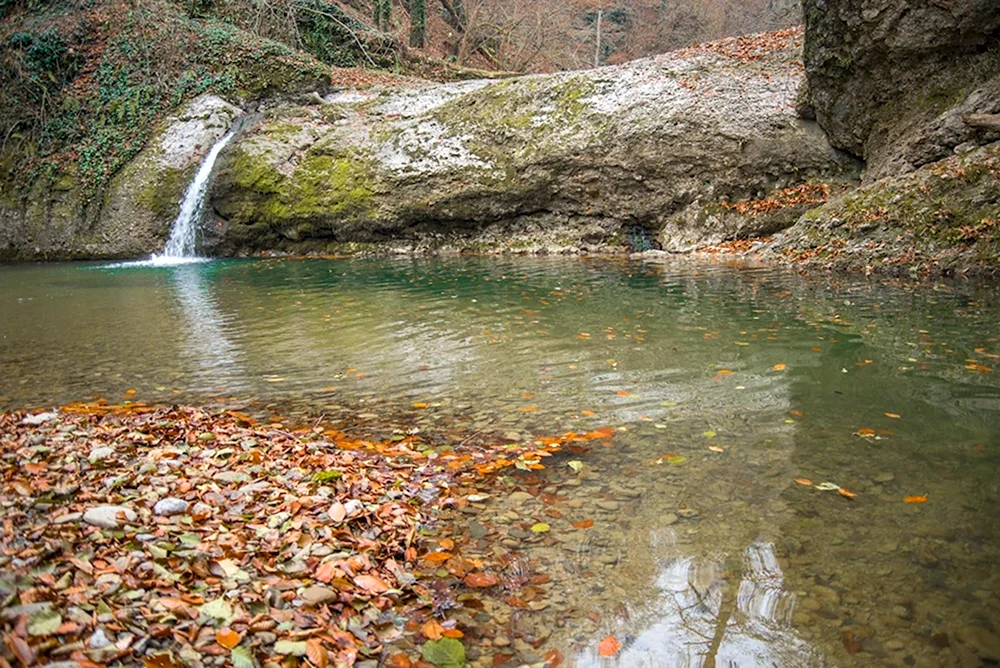 Аюкский водопад горячий ключ