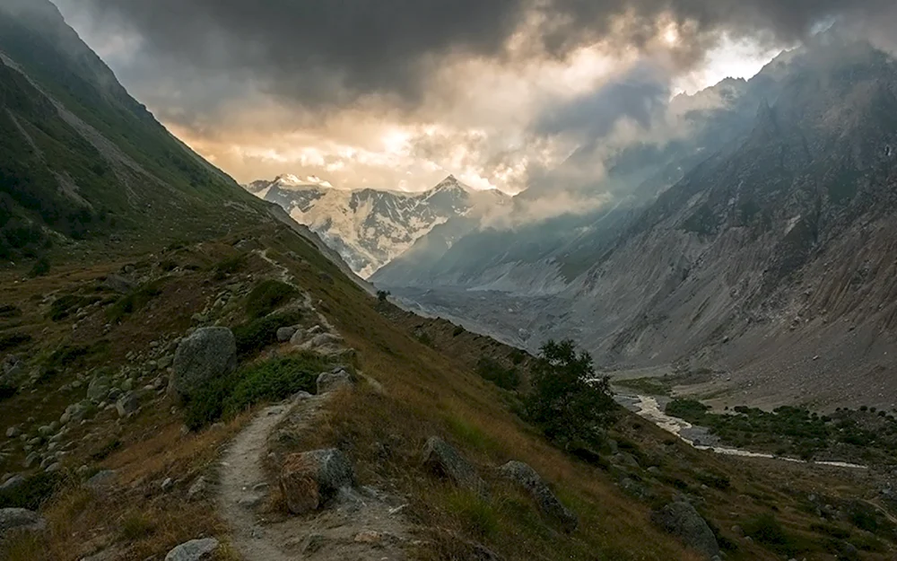 Горы Кавказа Дзау камень