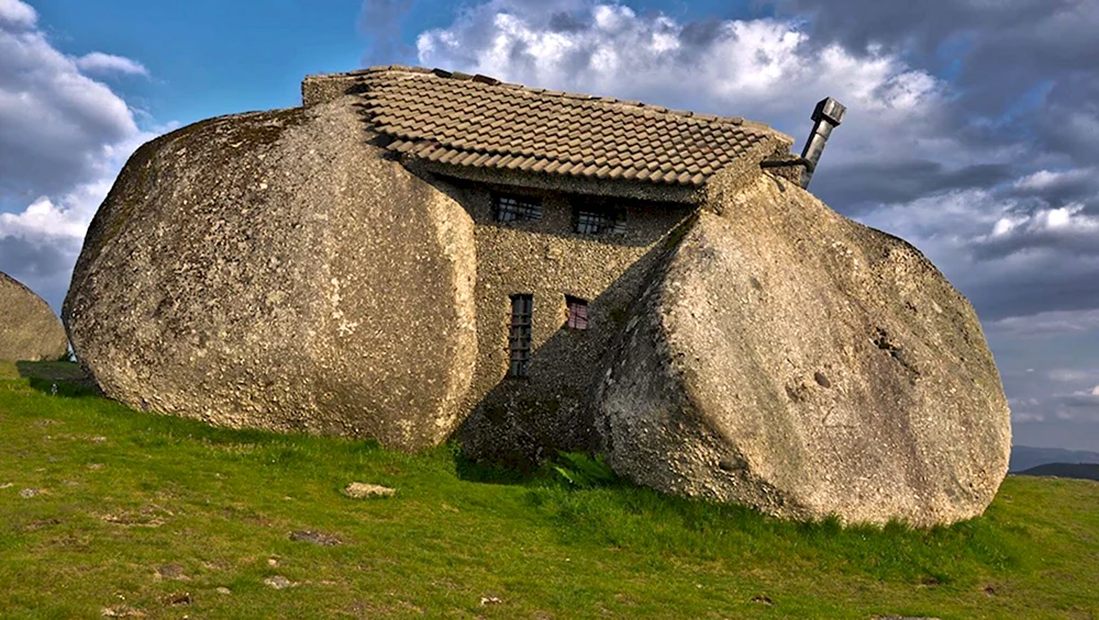 «Каменный дом» исп. Casa de piedra
