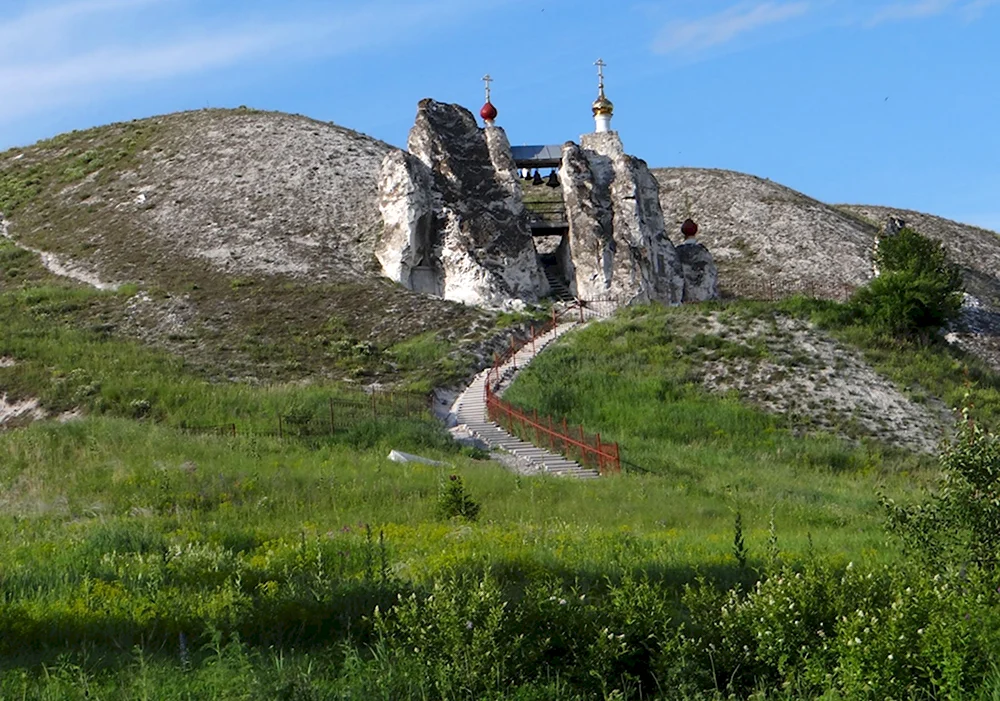 Каменный храм в Костомарово Воронежской области