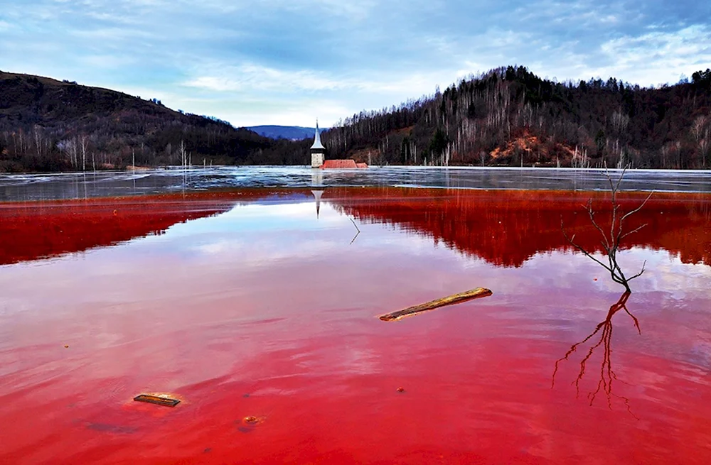 Красное озеро Румыния