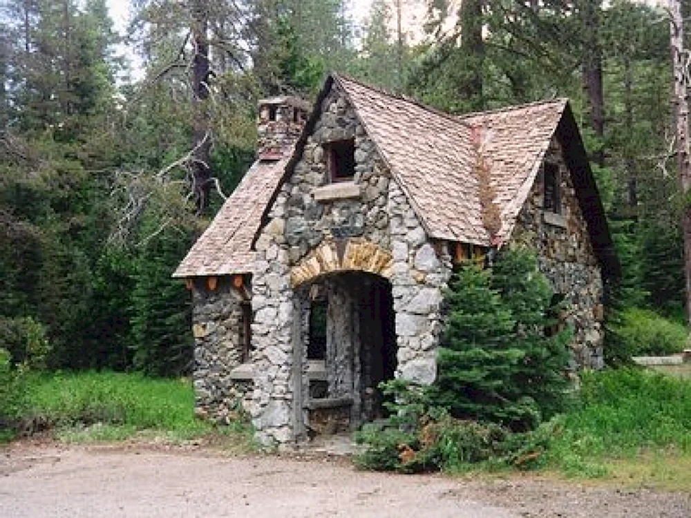 Маленький каменный домик