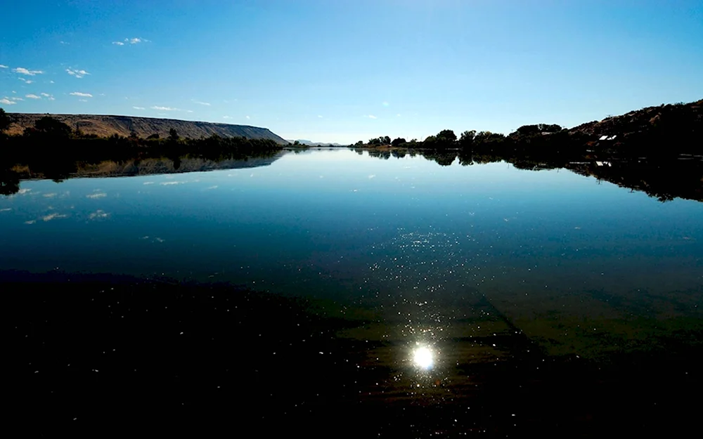 Зеркальная гладь воды