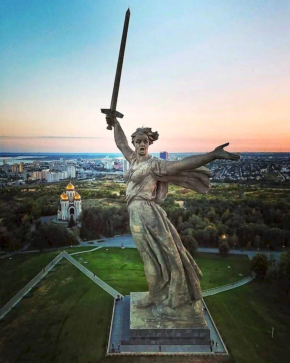 Монумент Родина мать в Волгограде