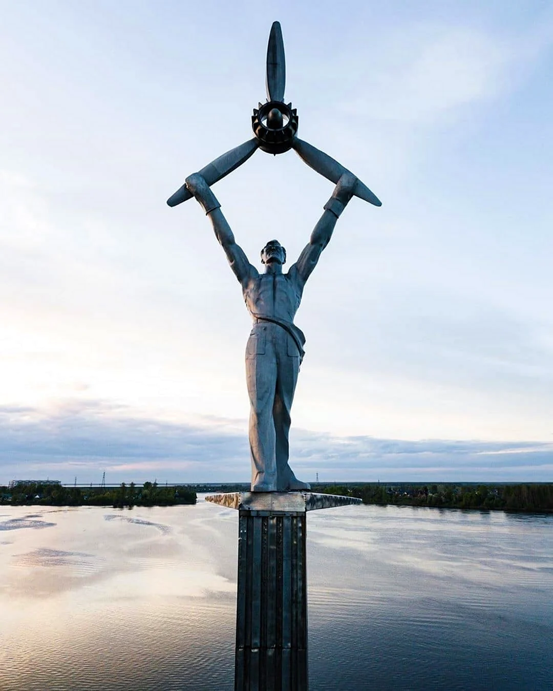 Памятник авиатору Рыбинск