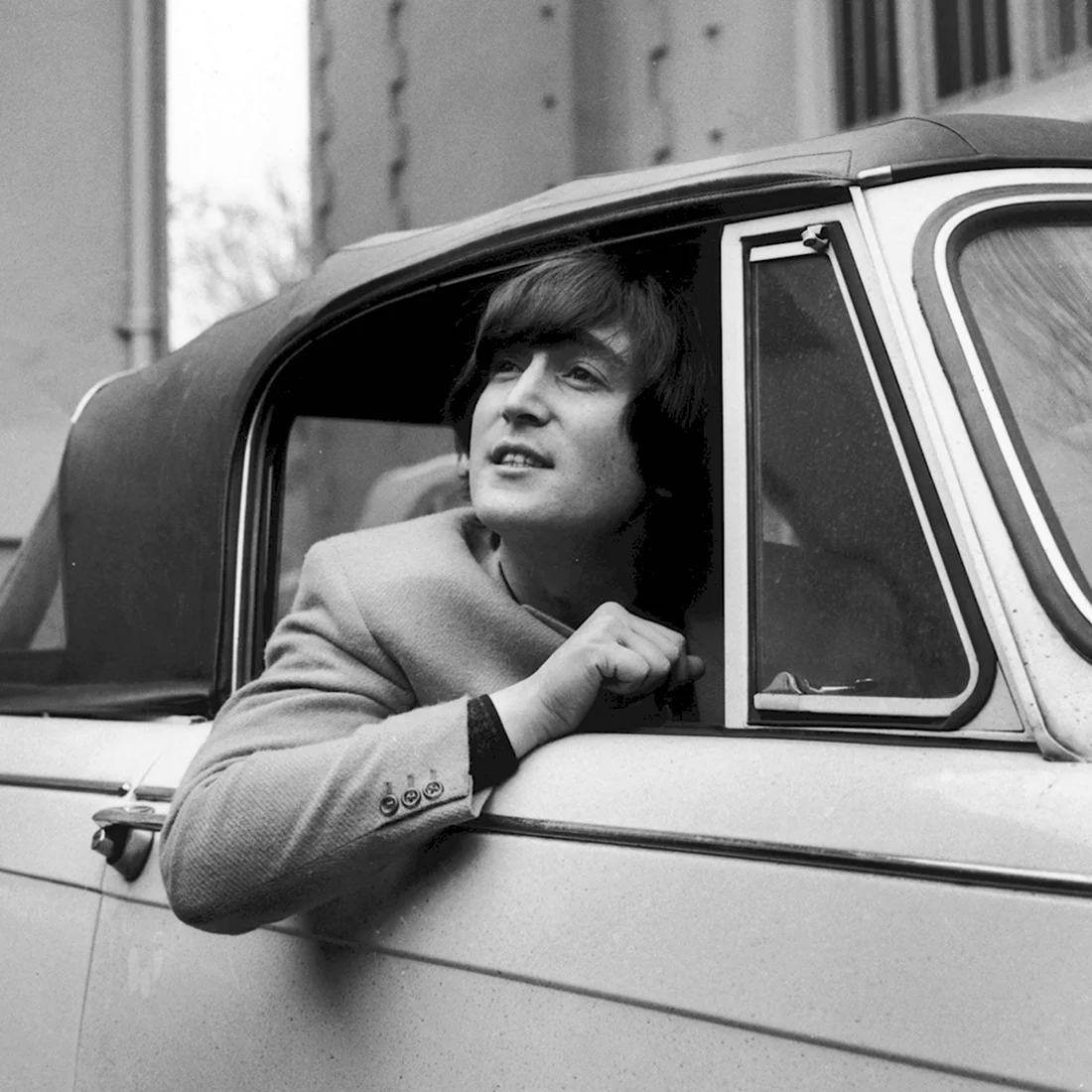 Paul MCCARTNEY 1966 У машины