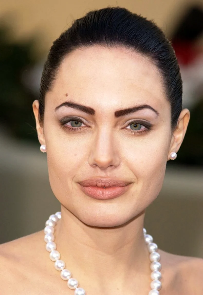 Анджелина Джоли брови 2019