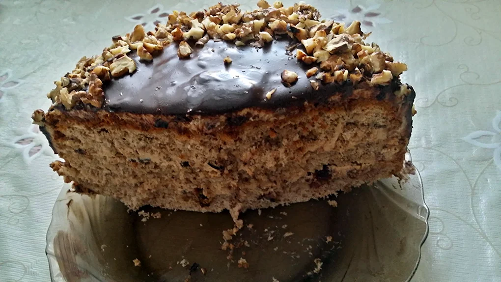 Бисквит с грецкими орехами и сгущенкой
