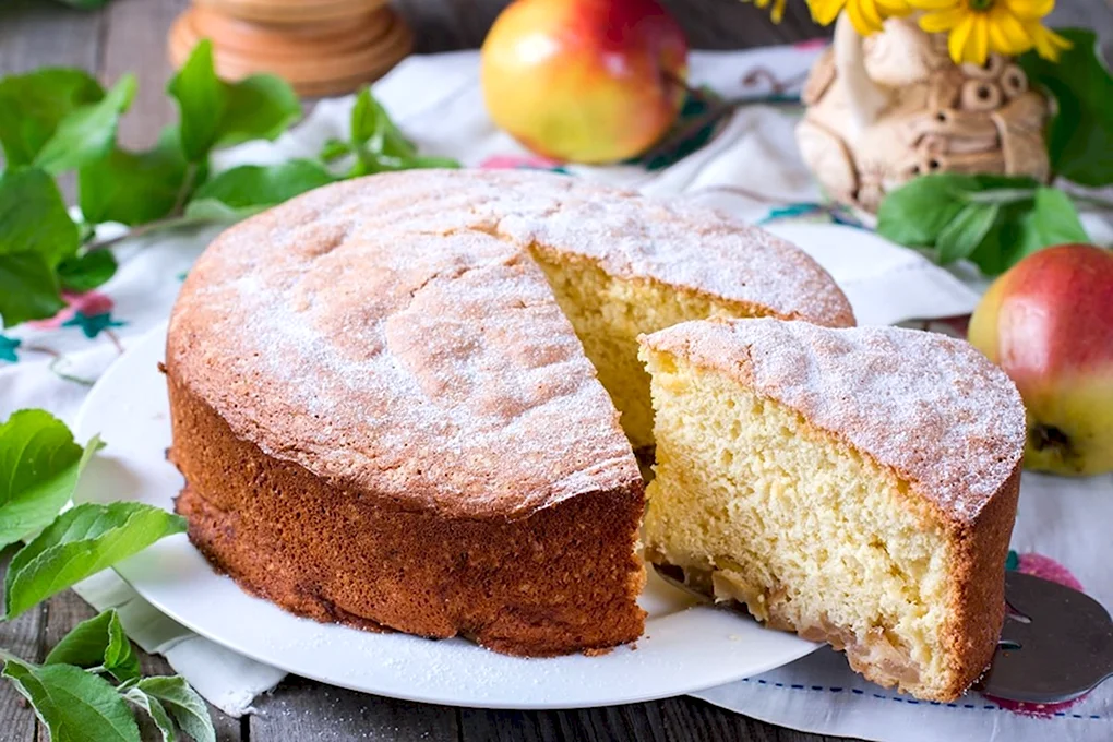 Бисквит с яблоками