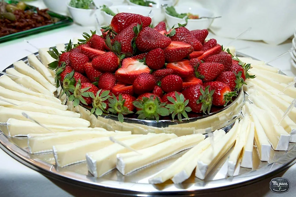 Бри с клубникой