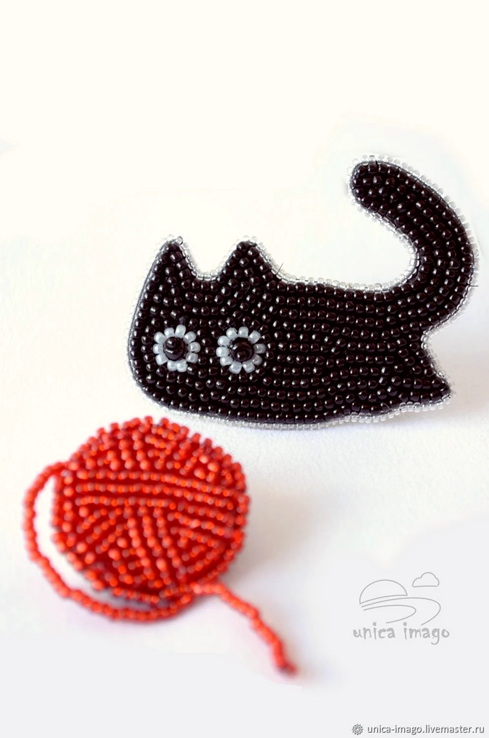 Брошка котик из бисера