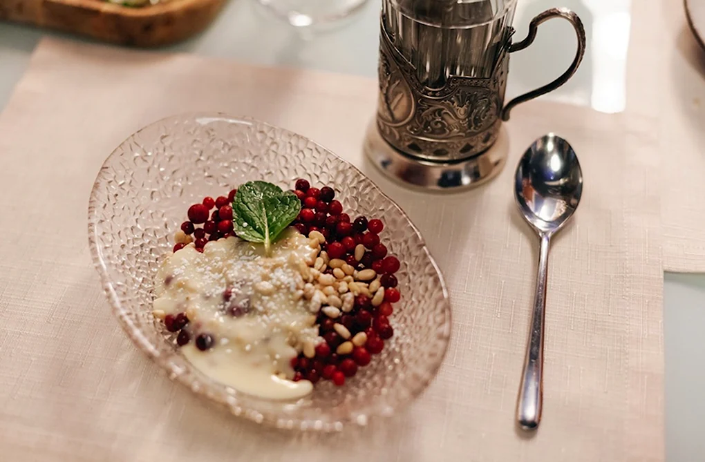 Брусника со сгущенкой и кедровыми орешками