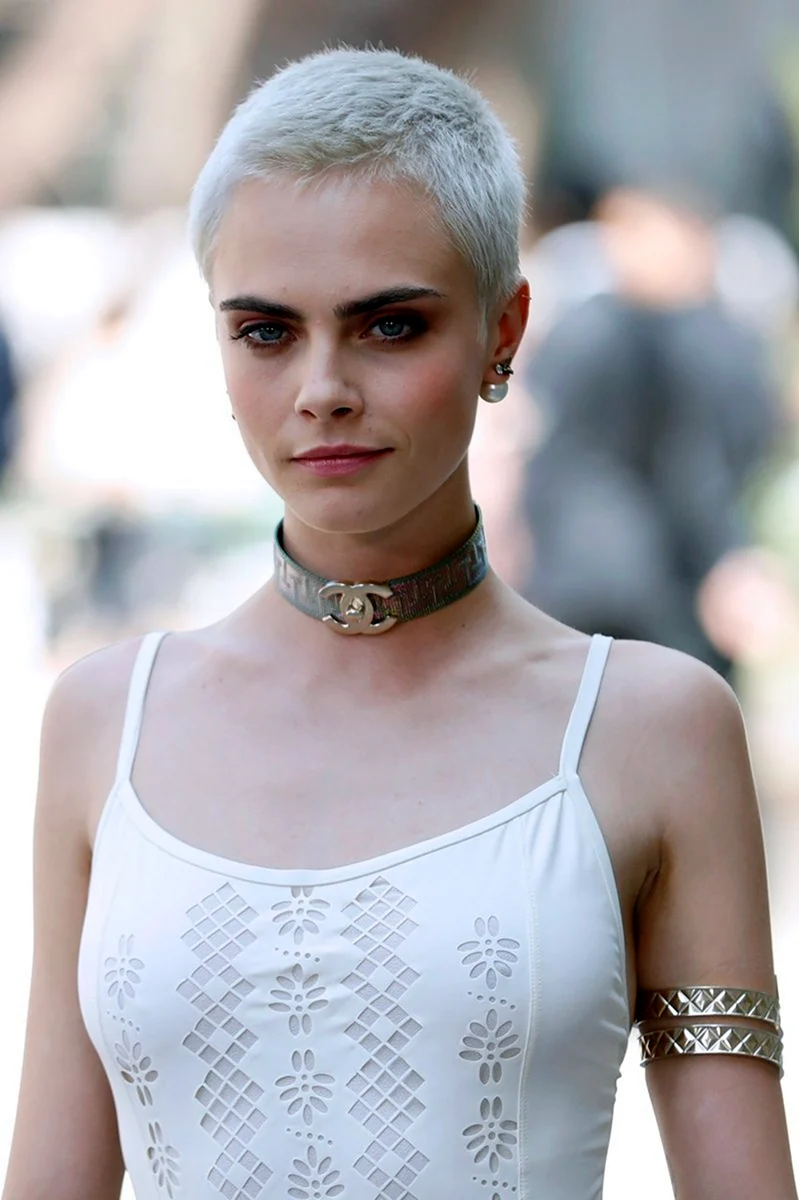 Cara Delevingne лысая