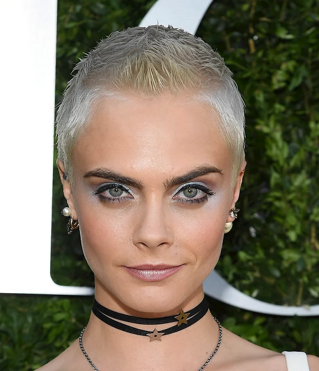 Cara Delevingne лысая