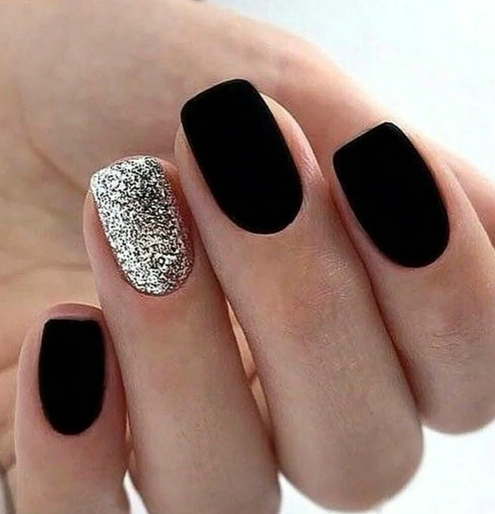 Черные короткие ногти