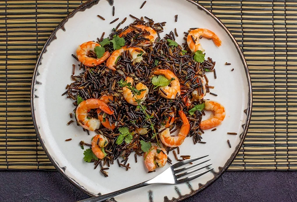 Черный рис с креветками