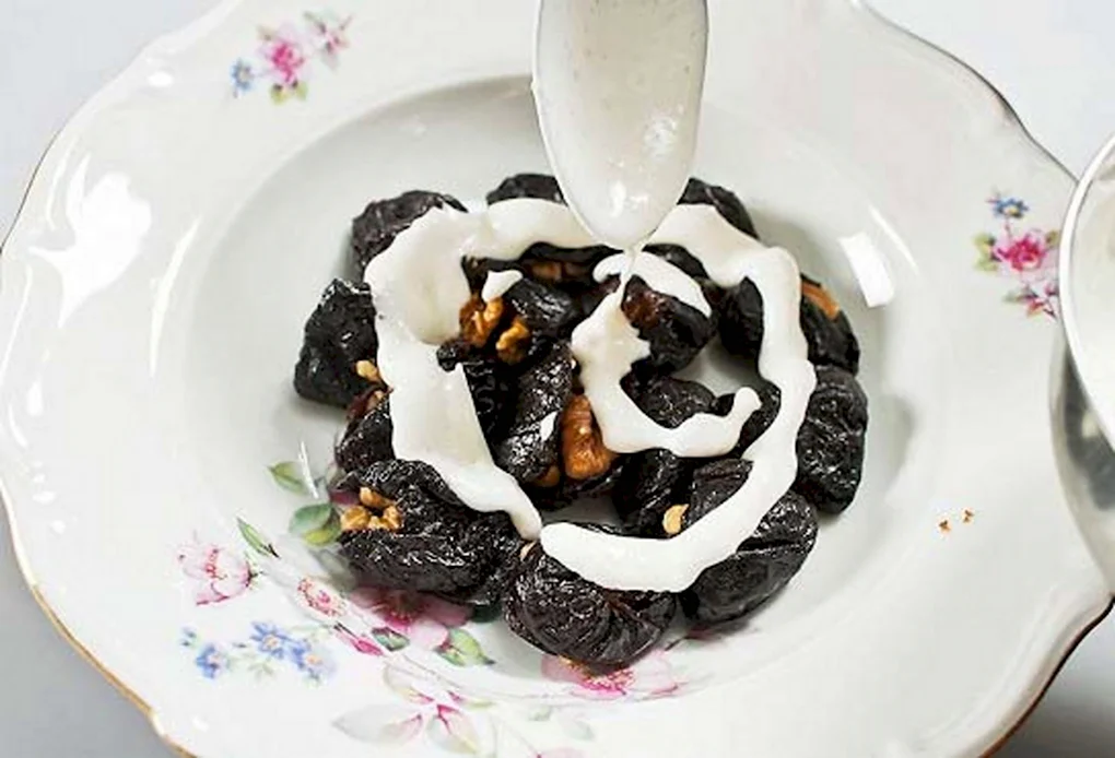 Десерт с черносливом и грецкими орехами