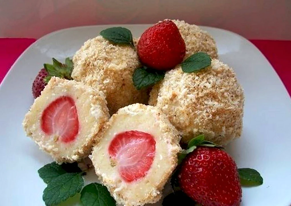 Десерт с клубникой