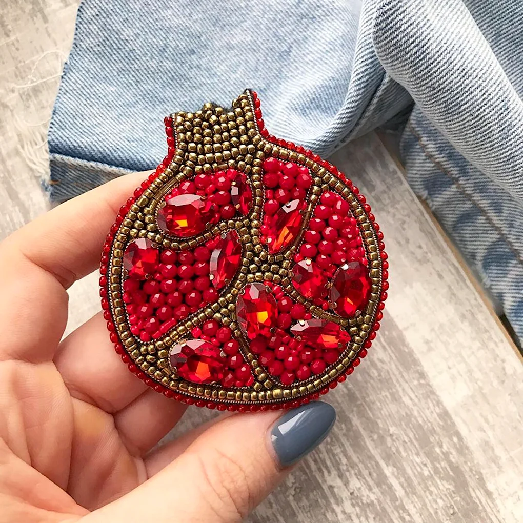 Гранатовая брошь