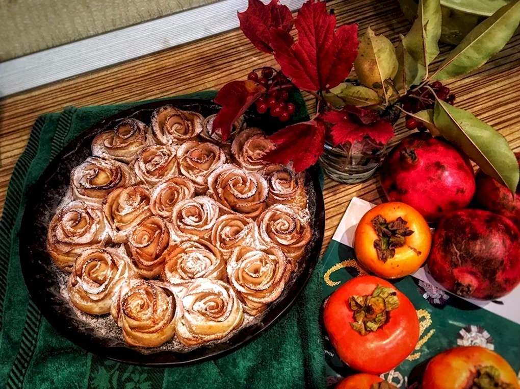 Яблочный пирог с розочками