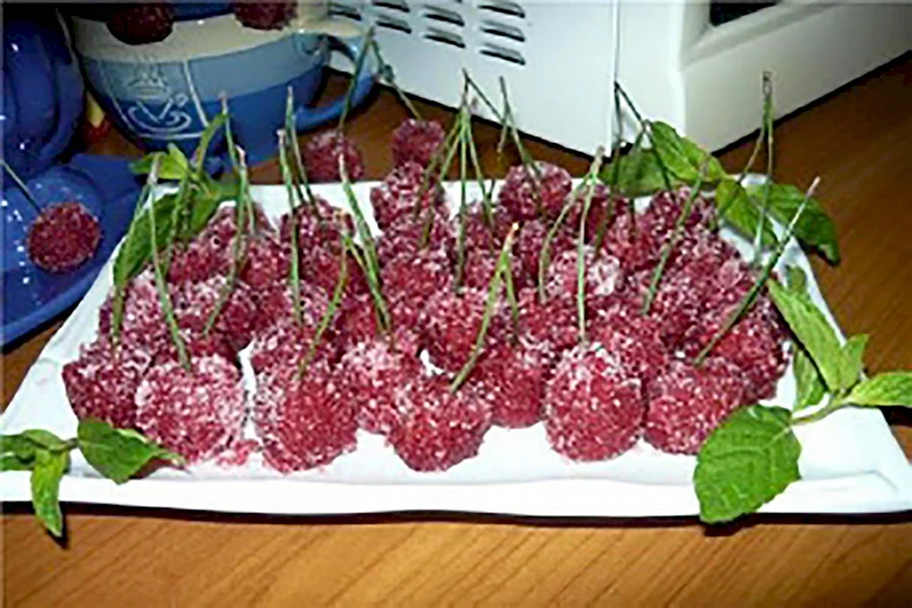 Ягодки из вафель