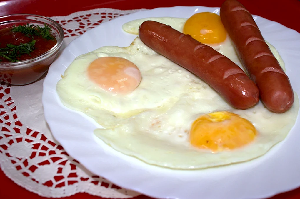 Яичница с сосисками