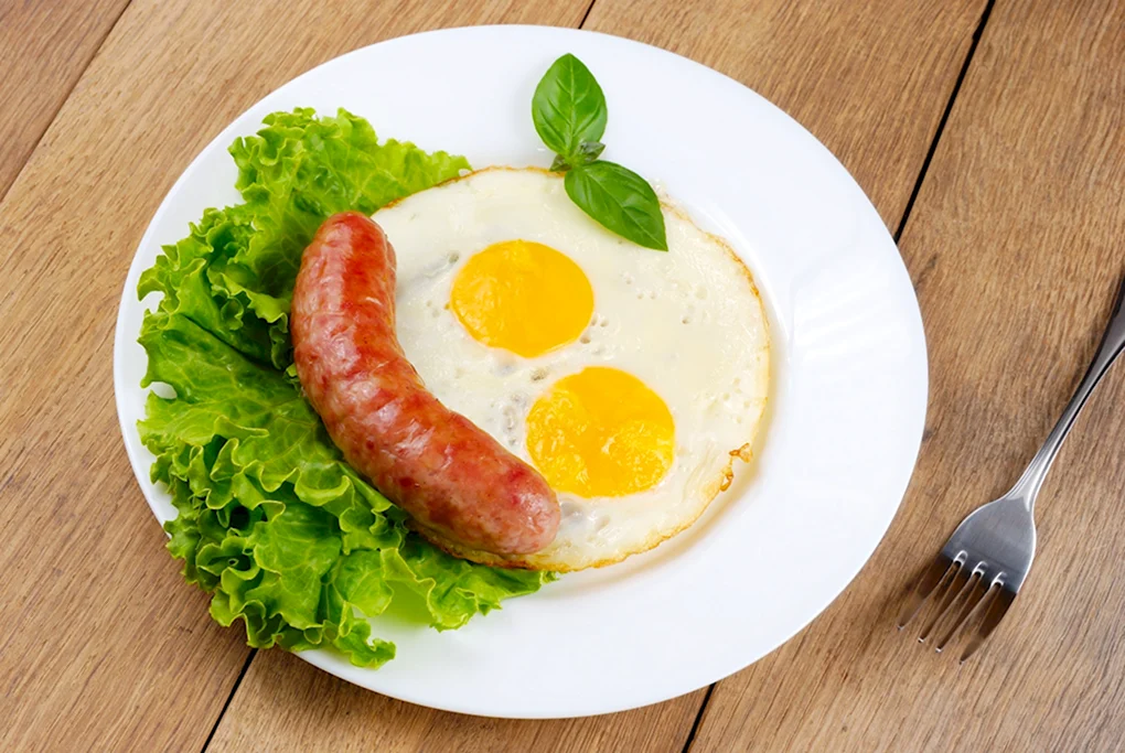 Яичница с сосисками