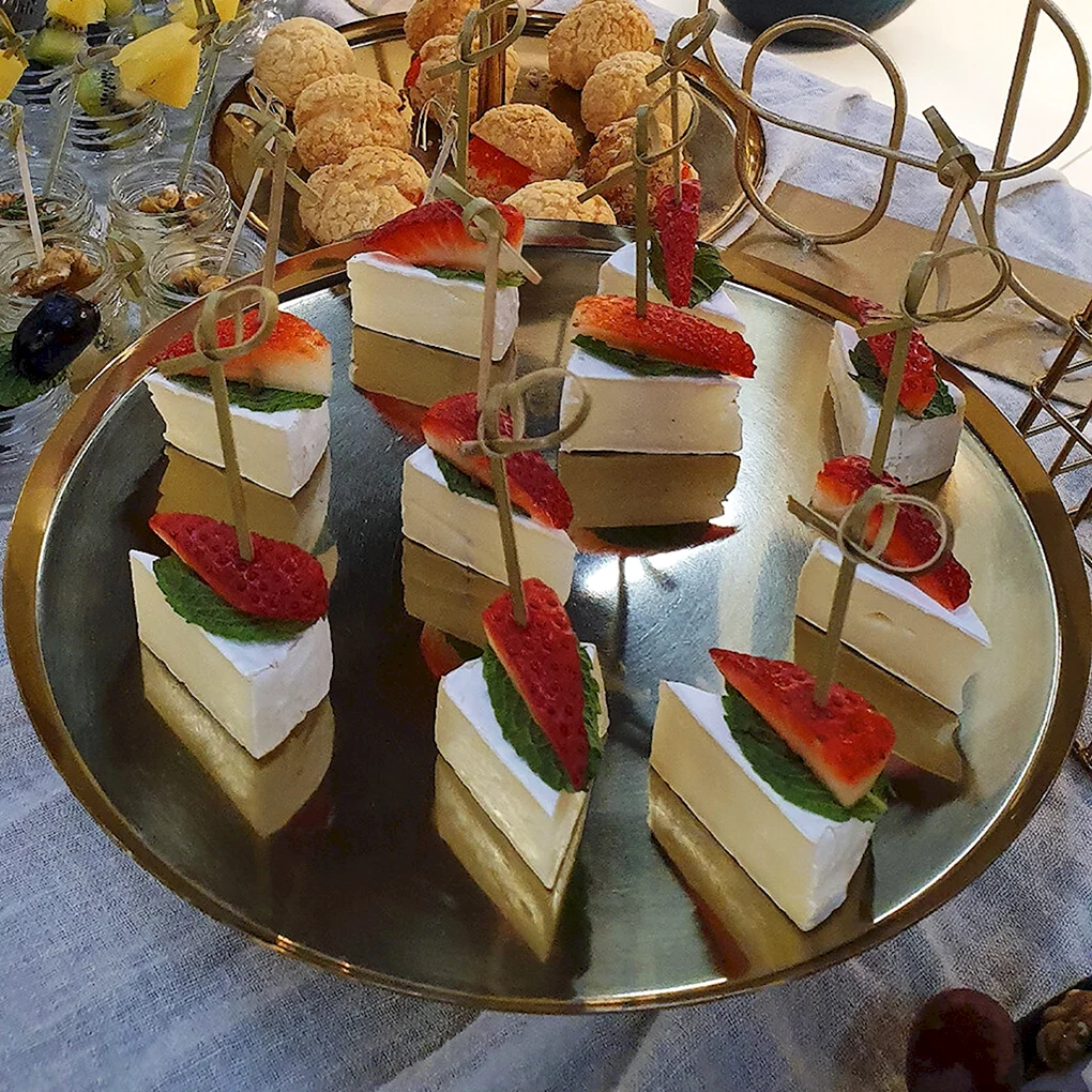 Камамбер с клубникой и мятой
