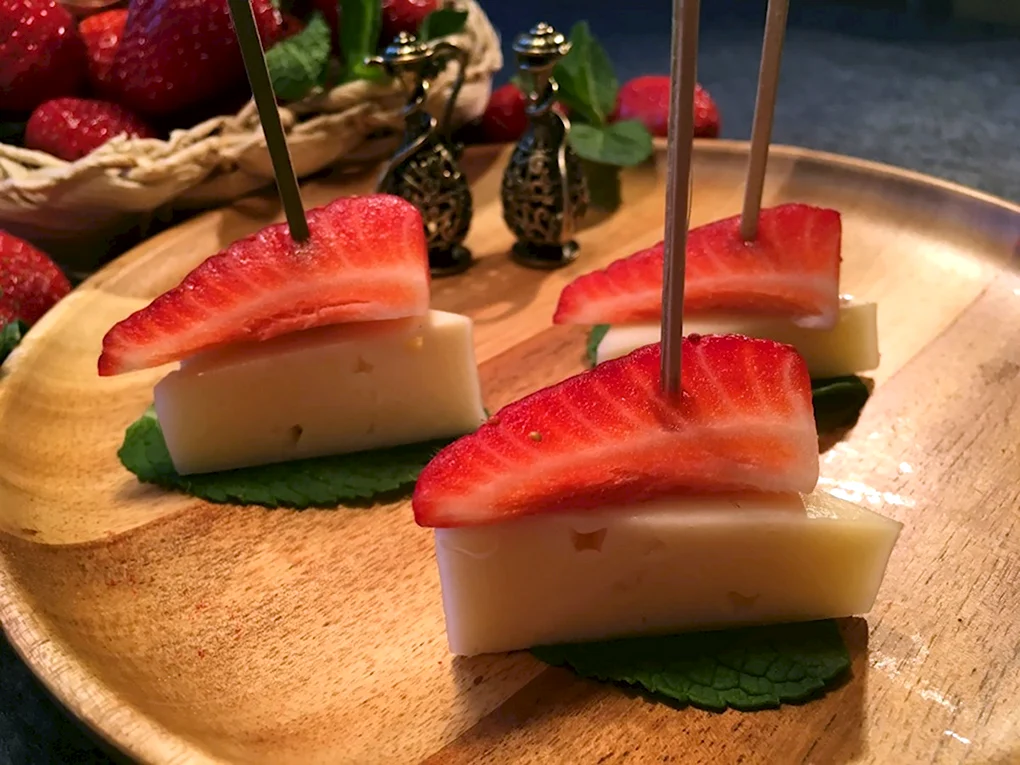 Камамбер с клубникой канапе