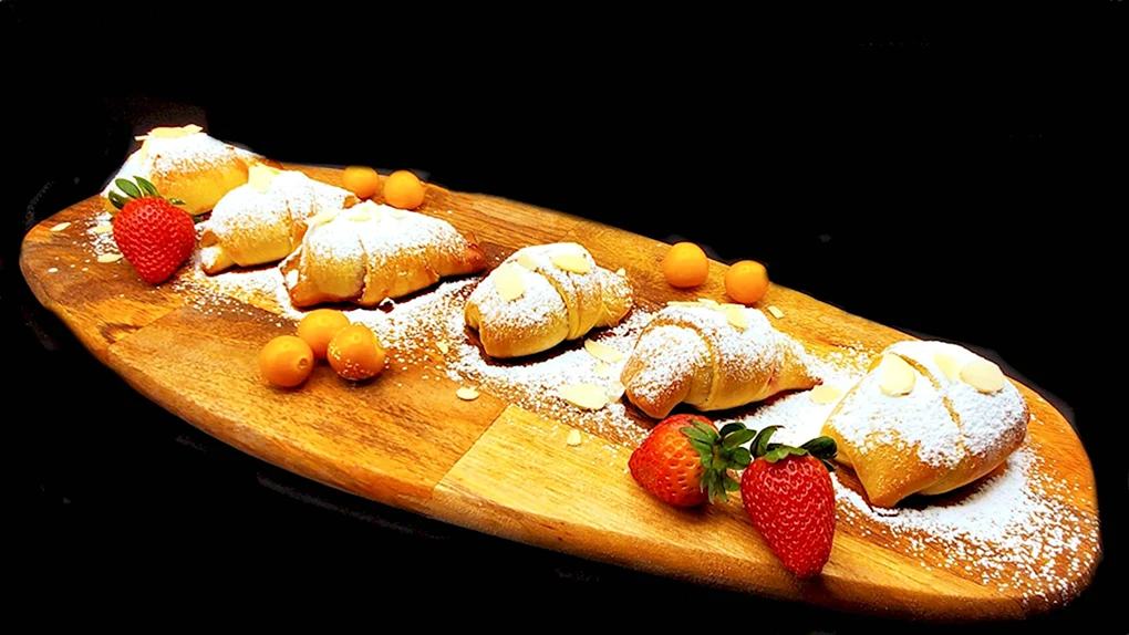 Камамбер с клубникой канапе