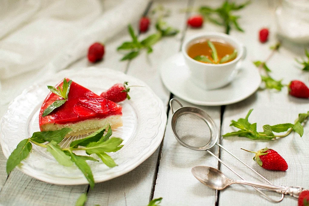 Камамбер с клубникой сервировка