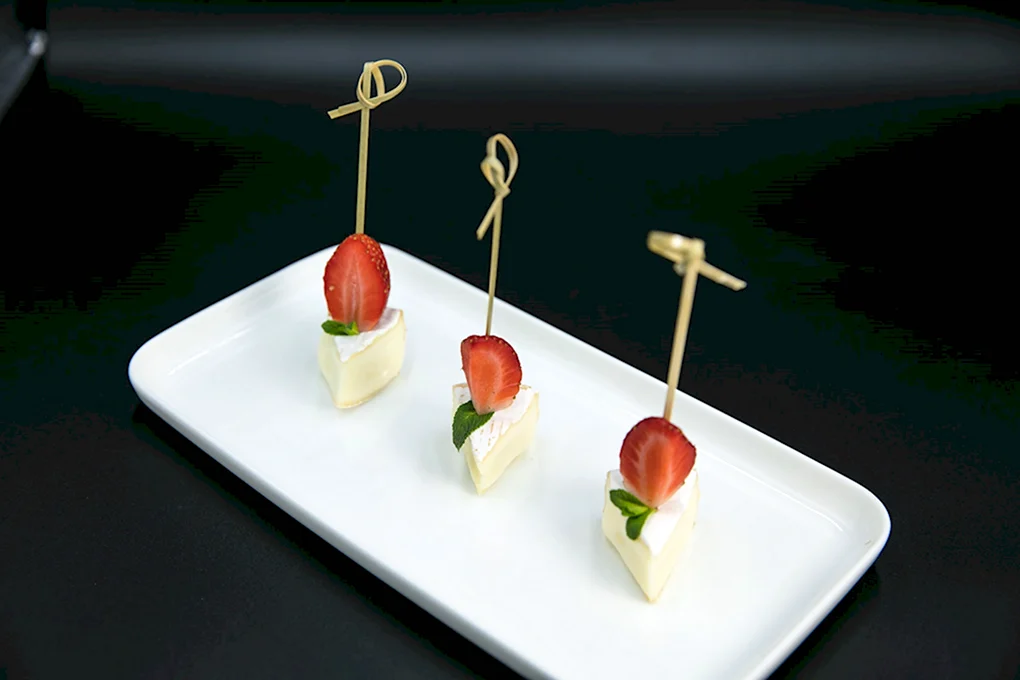 Канапе Бри с клубникой