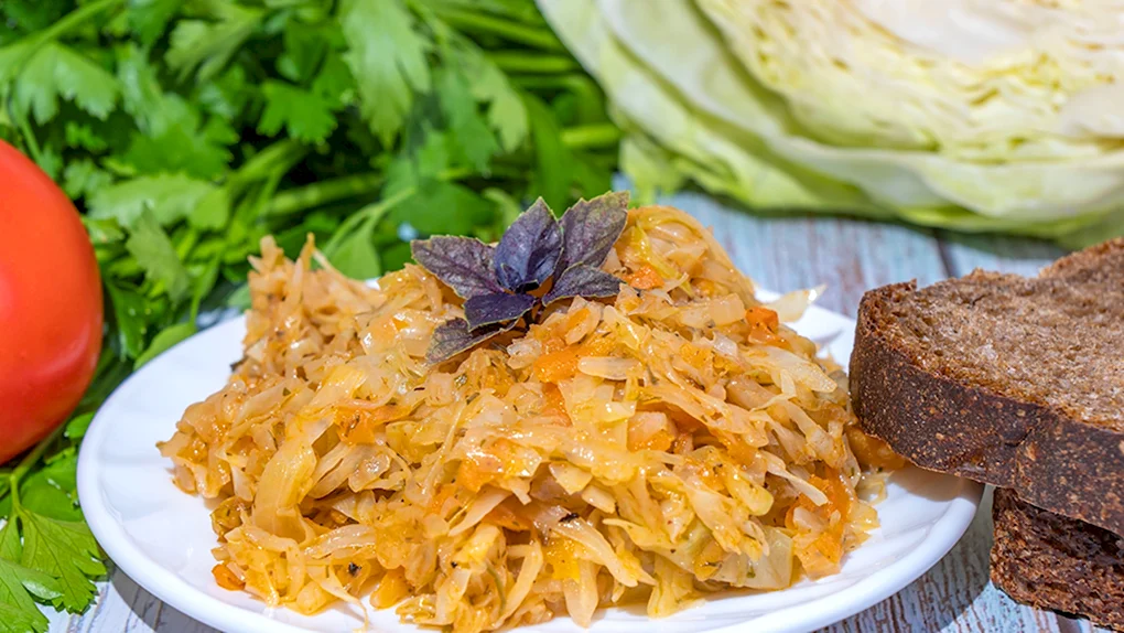 Капуста тушеная с морковью