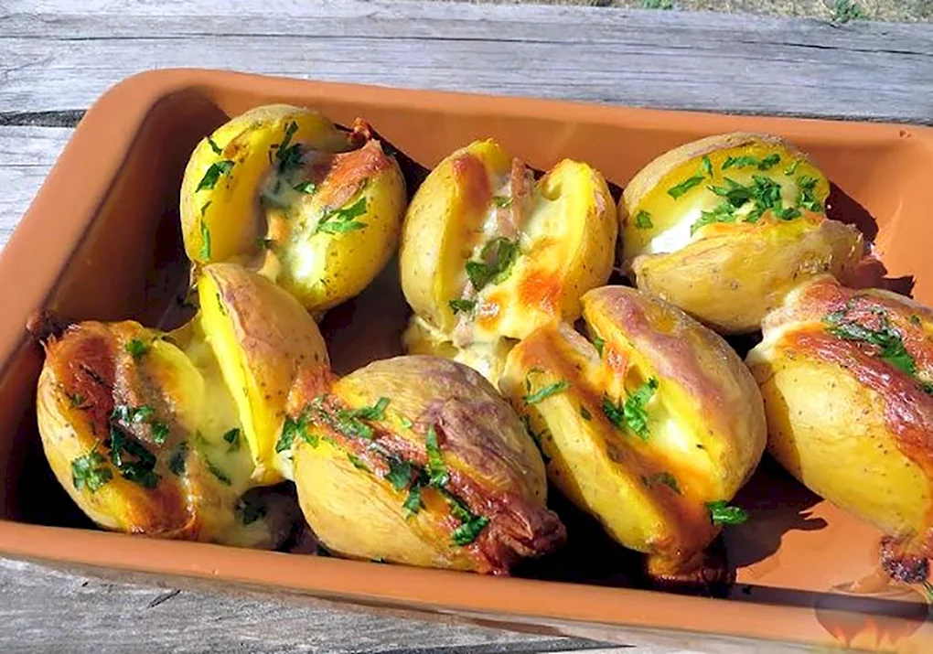 Картошка с колбасой и сыром в духовке