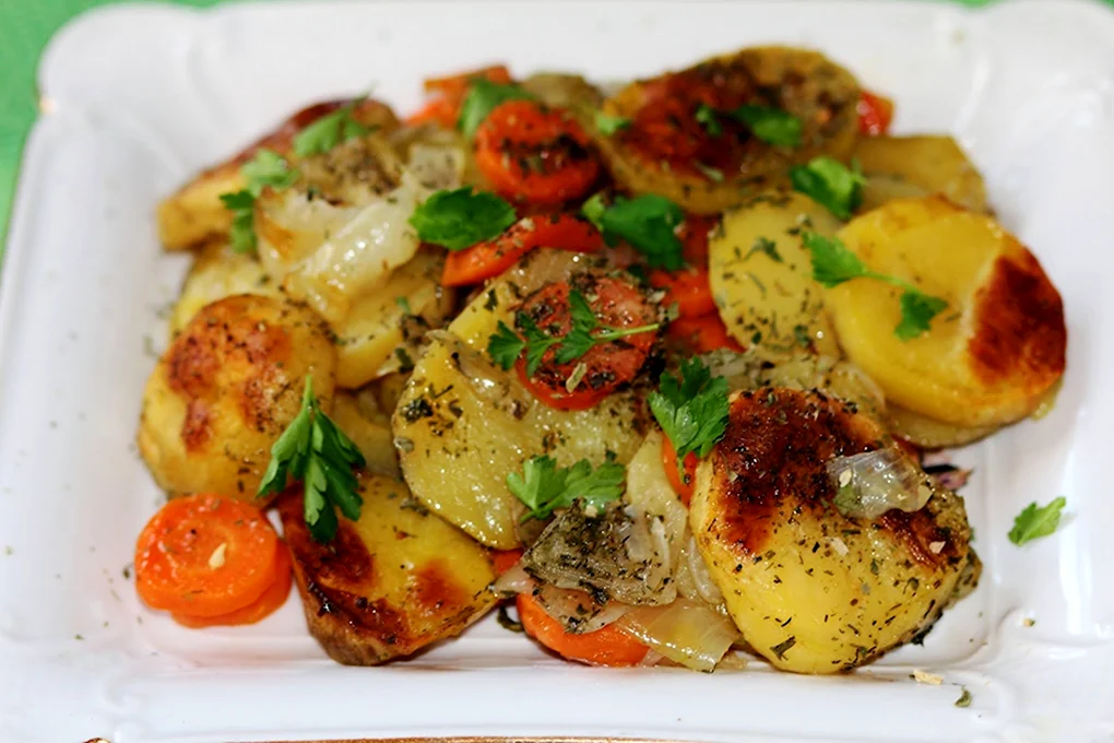 Картошка с овощами в духовке