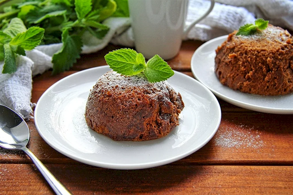 Кекс в чашке в микроволновке
