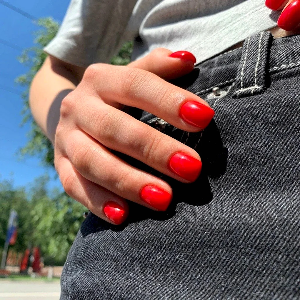 Красный маникюр на короткие ногти