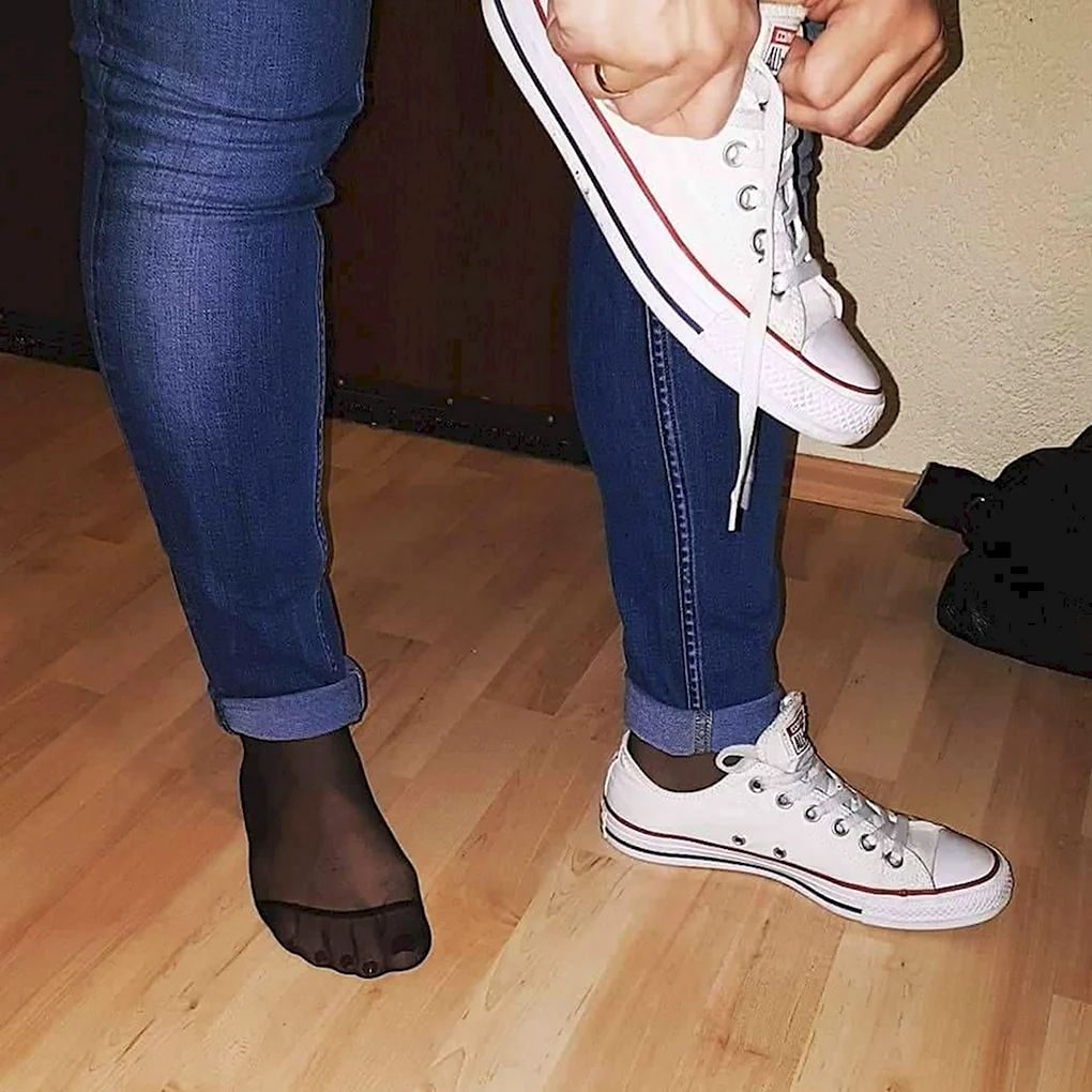 Кроссовки женские на ноге