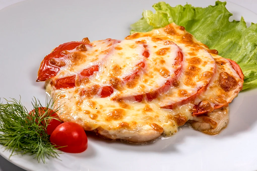 Куриная отбивная с помидором и сыром в духовке