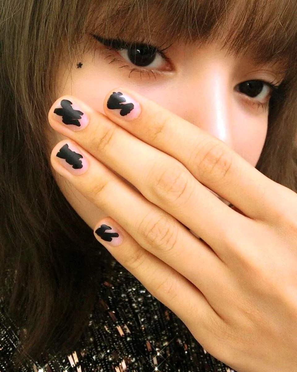 Маникюр BLACKPINK Lisa