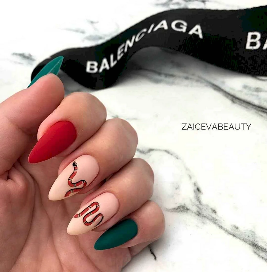 Ногти со змейкой