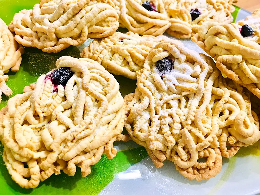 Песочное печенье хризантемы через мясорубку