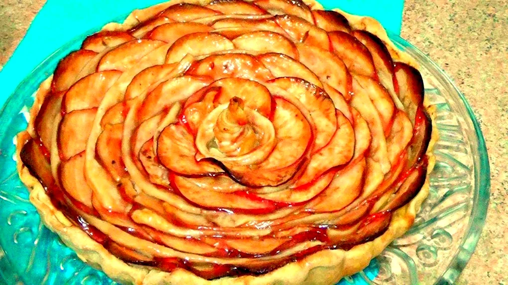 Пирог с яблоками розочками