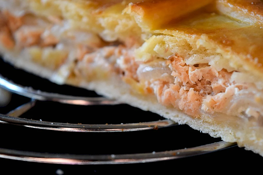 Пирог с красной рыбой и палтусом