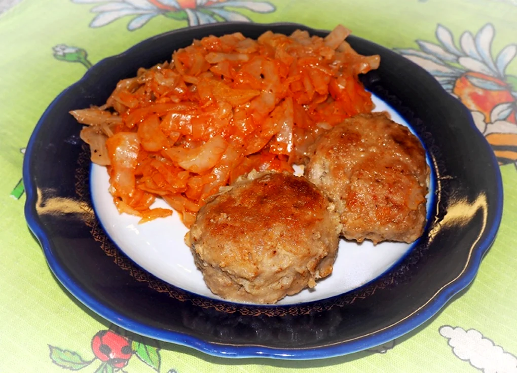 Рыбные котлеты с тушеной капустой