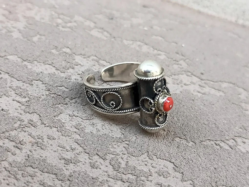 Серебрянноемкольцо с кораллом Винтаж