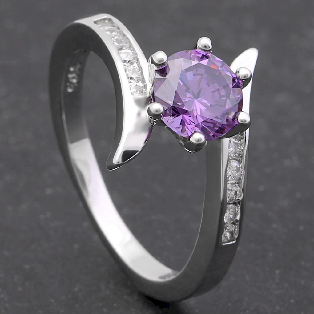 Серебряное кольцо с фиолетовым камнем