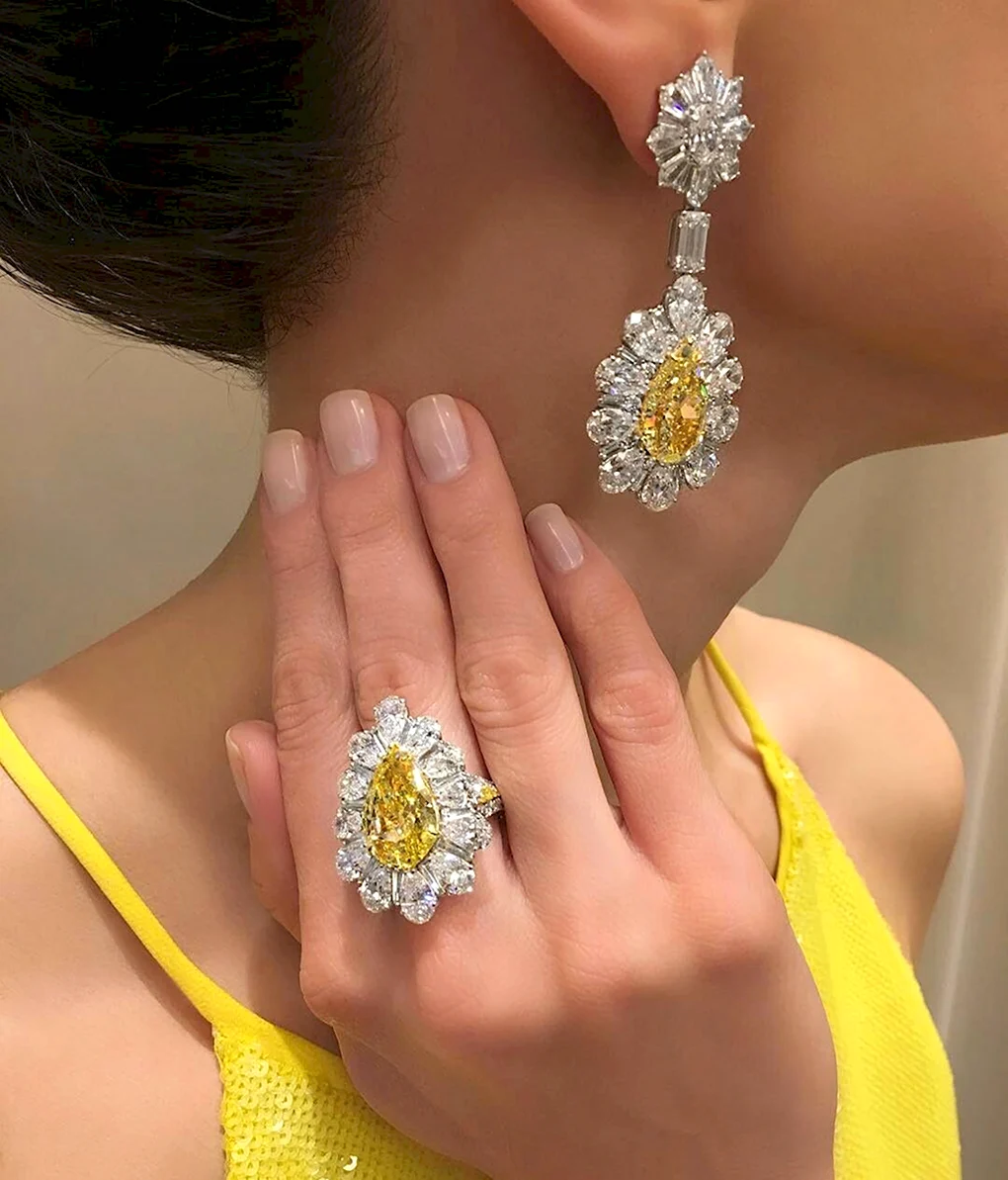Сережки с желтым бриллиантом
