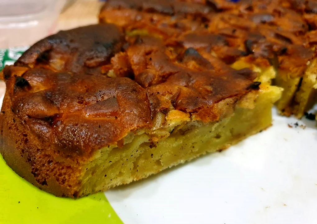 Шарлотка из батона с яблоками
